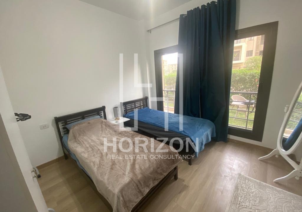 شقة بحديقة للإيجار فى كمبوند فيفث سكوير المراسم القاهرة الجديدة