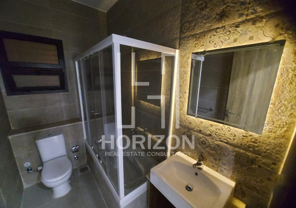 شقة بحديقة للإيجار فى كمبوند فيفث سكوير المراسم القاهرة الجديدة