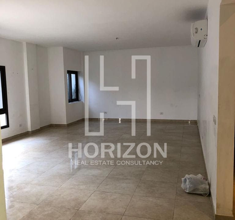 شقة بجاردن للايجار في كمبوند فيفث سكوير المراسم