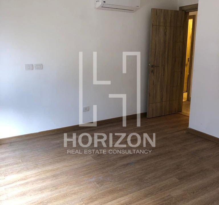 شقة بجاردن للايجار في كمبوند فيفث سكوير المراسم