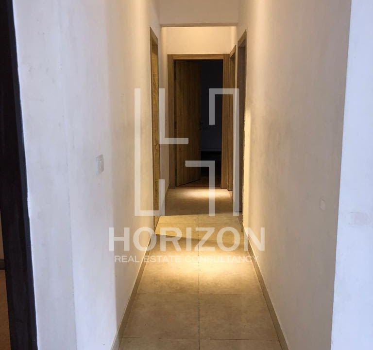 شقة بجاردن للايجار في كمبوند فيفث سكوير المراسم