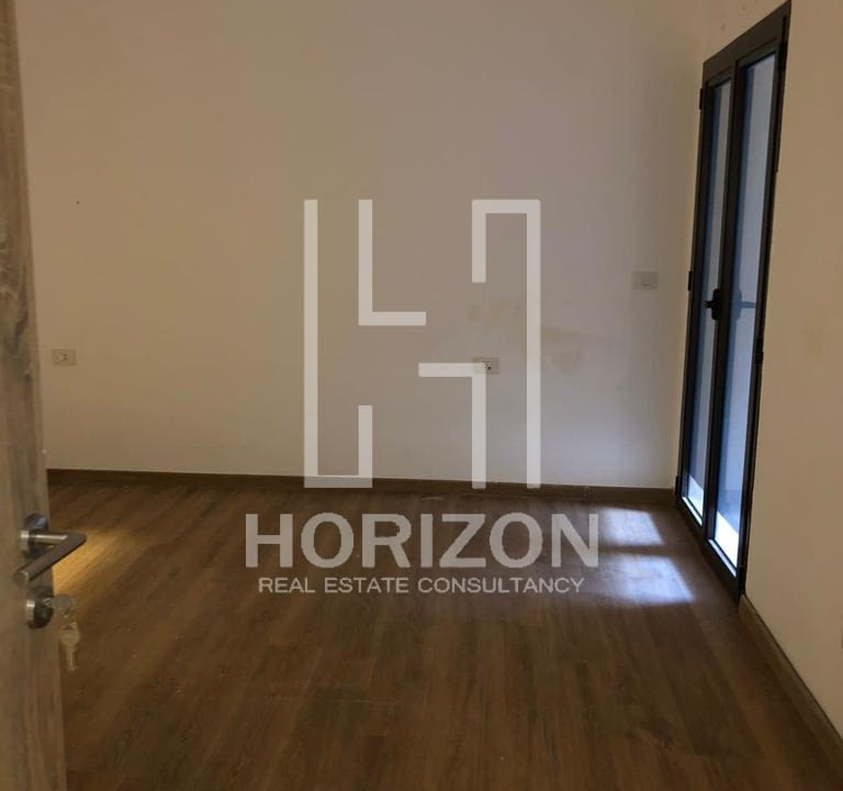 شقة بجاردن للايجار في كمبوند فيفث سكوير المراسم