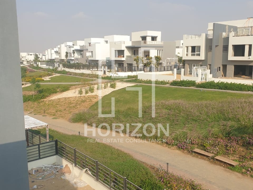 توين هاوس للبيع كمبوند هايد بارك القاهرة الجديدة