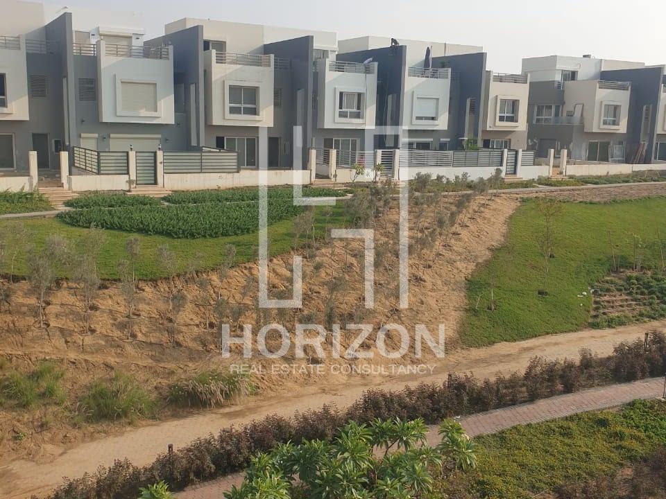 توين هاوس للبيع كمبوند هايد بارك القاهرة الجديدة