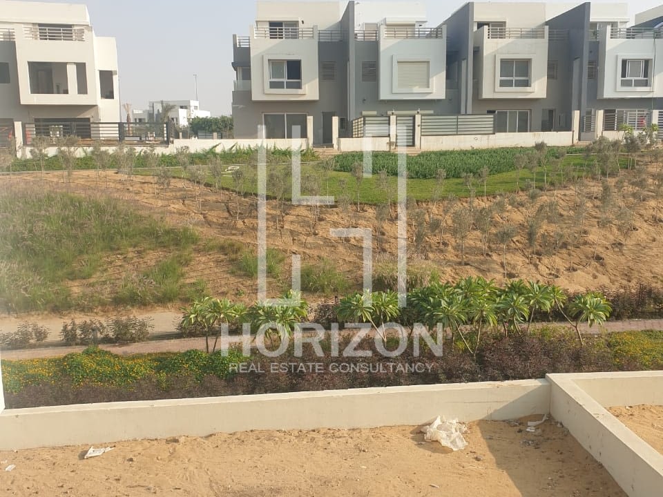 توين هاوس للبيع كمبوند هايد بارك القاهرة الجديدة