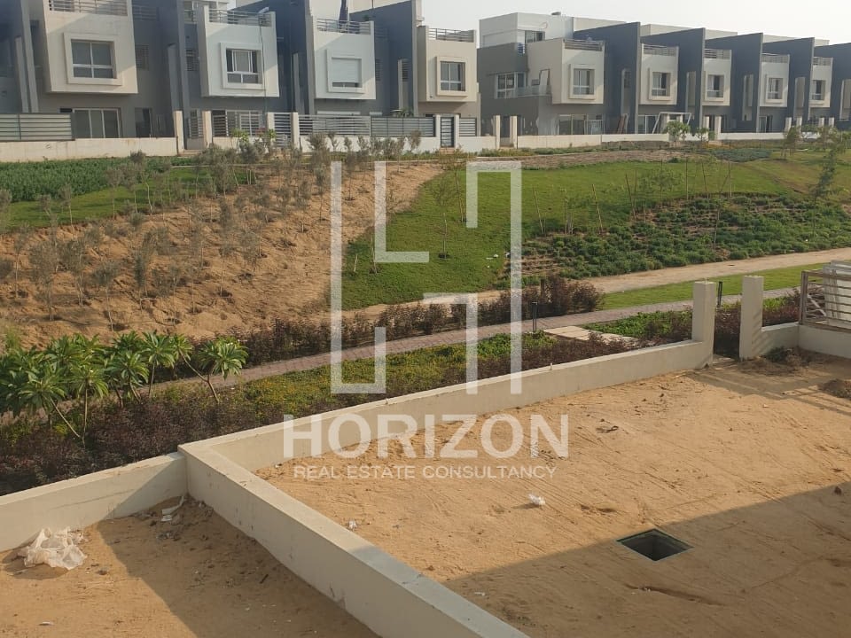 توين هاوس للبيع كمبوند هايد بارك القاهرة الجديدة