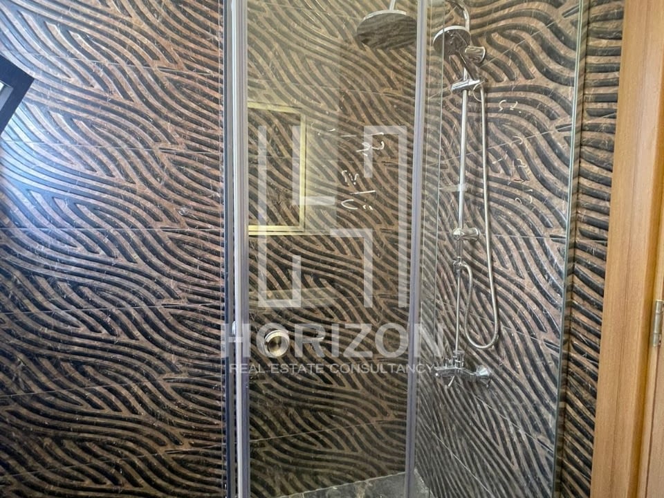 تاون كورنر للإيجار في كمبوند ميفيدا