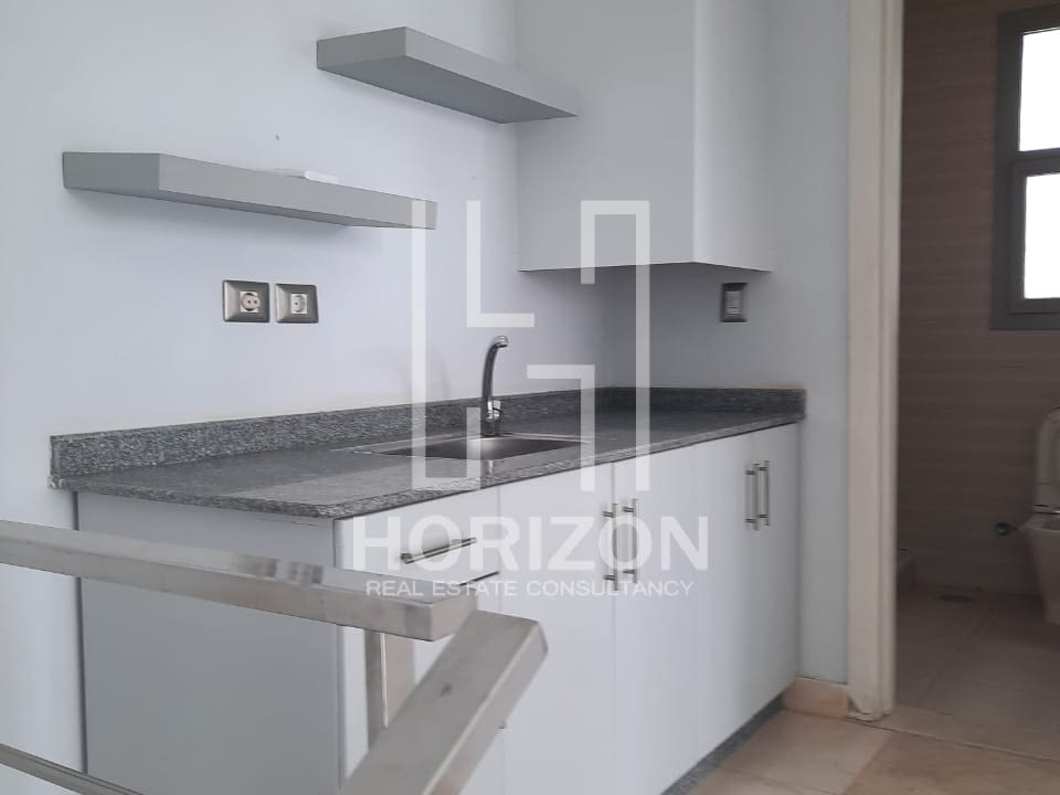 بنتهاوس للايجار في كمبوند فيلدج جيت بالم هيلز التجمع الخامس القاهرة الجديدة