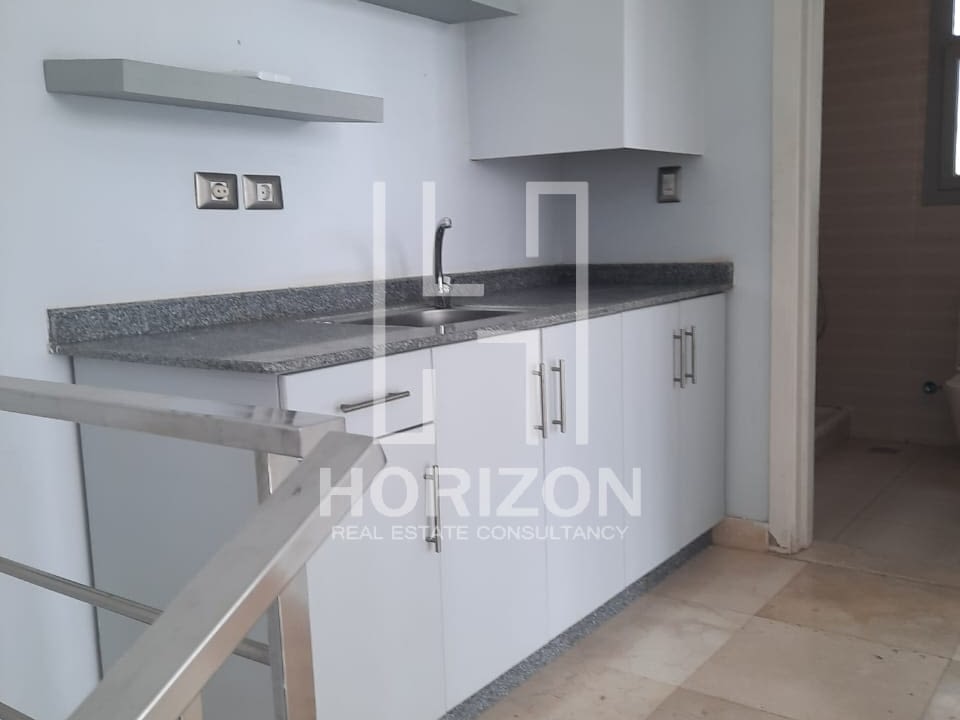 بنتهاوس للايجار في كمبوند فيلدج جيت بالم هيلز التجمع الخامس القاهرة الجديدة