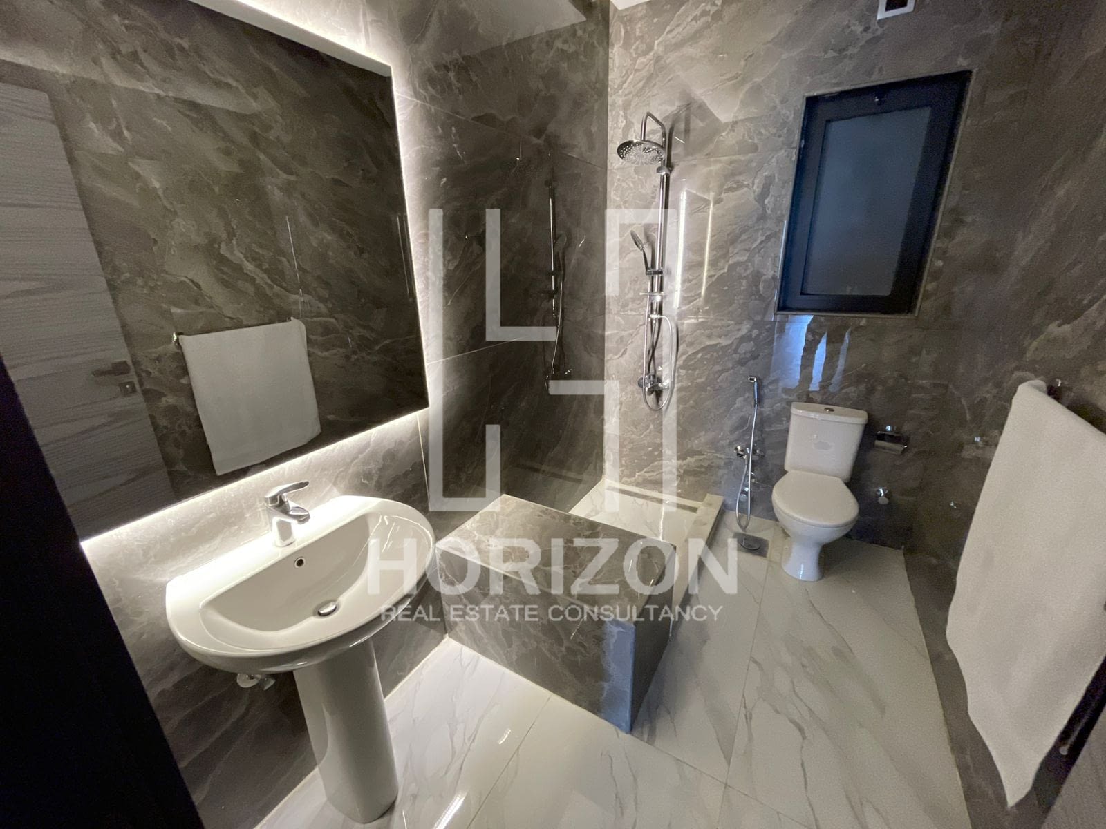 Furnished apartment modern 210m first use rent Lake View New Cairo Horizon Estate